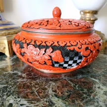 כלי סיני ישן, עשוי פליז, מעוטר לכה אדומה ושחורה מסוג 'Red Cinnabar'