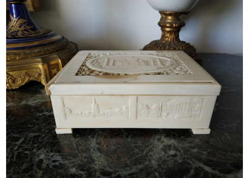 קופסת שנהב (Ivory) הודית עתיקה מעוטרת בעבודת גילוף יד אמן של מקומות שונים בעולם