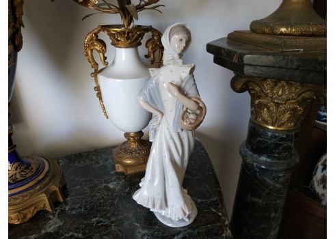 פסל פורצלן ספרדי מתוצרת 'Nao' (ידרו / Lladro), צביעת יד באמייל