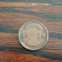מטבע גרמני עתיק משנת 1924, עם טעות בהטבעה (מחוץ למרכז).