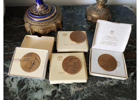 לוט של 4 מדליות ברונזה זהות מתוצרת החברה הממשלתית למדליות ולמטבעות