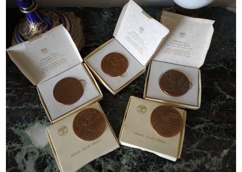 לוט של 5 מדליות ברונזה זהות מתוצרת החברה הממשלתית למדליות ולמטבעות