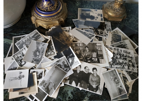 לוט של כמאה צילומים ישנים שחור לבן.