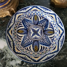 צלחת קרמיקה ישנה לתליה, מעוטרת ציורי יד, חתומה