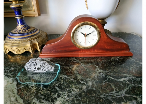 לוט של שעון שולחני ומעמד לכרטיסי ביקור, המעמד עשוי פיוטר וזכוכית
