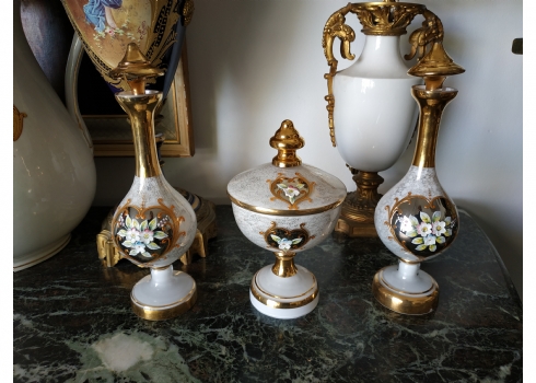 סט של שלושה כלי זכוכית איטלקים (זכוכית מורנו), מעוטרים באמייל