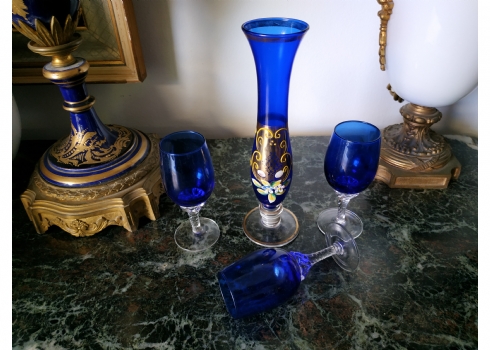 לוט של ארבעה כלי זכוכית שונים עשויים זכוכית קובלט כחולה