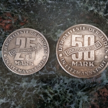 לוט של 2 רפליקות מטבעות גטו, כולל: מטבע 50 מארק ומטבע 25 מארק, גטו ליצמנשטט 1943