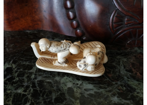 נטסקה ישן ויפה, עשוי שנהב (שן פיל) מגולף בעבודת יד אמן, חתום