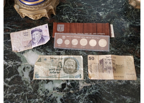 לוט של שלושה שטרי כסף ישנים משומשים, ומארז ובו מטבעות ישראלים