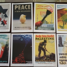 אוגדן ובו שמונה כרזות לרגל ארועי 80 שנה לקרן היסוד - המגבית המאוחדת לישראל