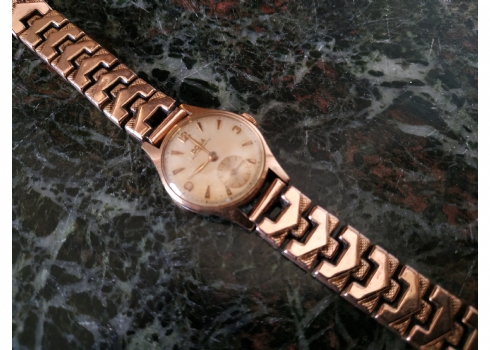 שעון יד ישן מתוצרת חברת 'דוקסה' (Doxa), עשוי זהב צהוב 14 קארט, גם הרצועה