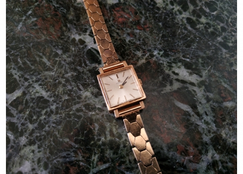 שעון יד ישן מתוצרת חברת: 'טיסוט' (Tissot), עשוי זהב צהוב 14 קארט, גם הרצועה