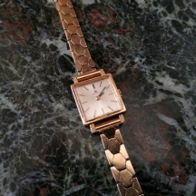 שעון יד ישן מתוצרת חברת: 'טיסוט' (Tissot), עשוי זהב צהוב 14 קארט, גם הרצועה