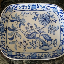 מגש חרס מצוייר בדגם בעבודת יד 'הבצל הכחול' (Blue Onion) הידוע גם כ: 'צביבלמוסטר'
