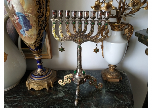 חנוכייה מפוארת בסגנון טורקמני, עשויה כסף נמוך ומשובצת אבנים צבעוניות