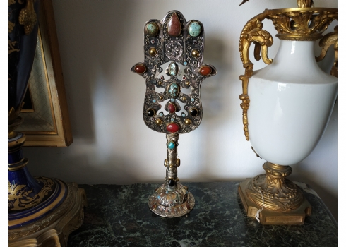 קישוט שולחני בצורת יד / חמסה בסגנון טורקמני, עשוי כסף נמוך ומשובץ אבנים צבעוניות