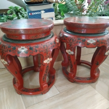 זוג דרגשים / מעמדים סינים ישנים בסגנון עתיק, עשויים עץ מצועים לכה אדומה מצויירת,