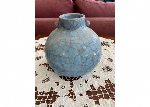 כד סיני ישן, עשוי קרמיקה עם זיגוג 'קרקלה' (Crackle glaze) בגוון כחול