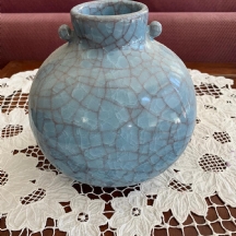 כד סיני ישן, עשוי קרמיקה עם זיגוג 'קרקלה' (Crackle glaze) בגוון כחול