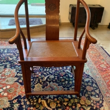 זוג כיסאות עץ סינים ישנים בסגנון מסורתי עתיק, עשויים עץ מגולף ומשטח קש קלוע