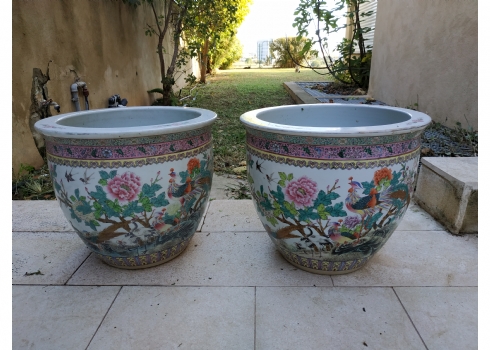 זוג עציצי פורצלן סינים גדולים וכבדים 'משפחה ורודה' (Famille Rose) מעוטרים אמייל