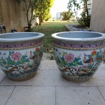 זוג עציצי פורצלן סינים גדולים וכבדים 'משפחה ורודה' (Famille Rose) מעוטרים אמייל
