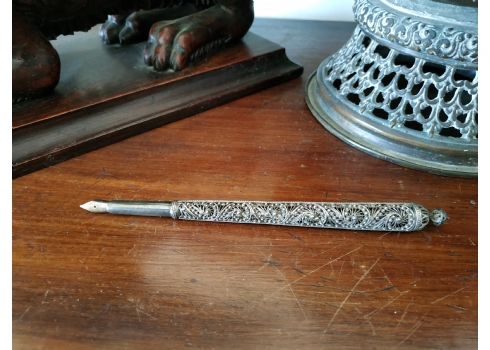 לאספני בצלאל - עט ציפורן, הידית עשויה כסף בעבודת פיליגראן איכותית במיוחד