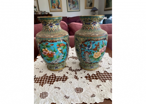 זוג אגרטלי קלואזונה (Cloisonne) סינים ישנים ואיכותיים בדגם ציפורים ופרחים