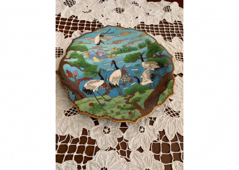 צלחת 'קלואזונה' (Cloisonne) סינית ישנה ויפה, מעוטרת במרכז בדגם חסידות