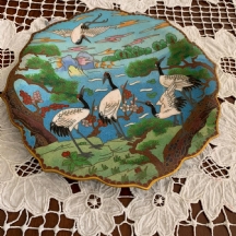 צלחת 'קלואזונה' (Cloisonne) סינית ישנה ויפה, מעוטרת במרכז בדגם חסידות