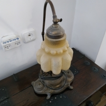 מנורה שולחנית ארט נובו משנת 1900 בקירוב, הבסיס עשוי מקסת דיו שולחנית כפולה