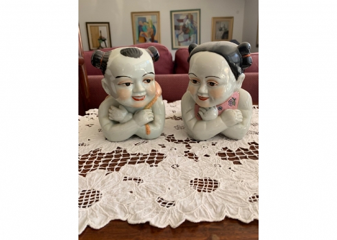 זוג פסלים סינים בדמות תינוקות, עשויים חרסינה מצויירת באמייל