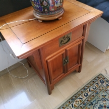 רהיט סיני קטן, עשוי עץ ומתכת