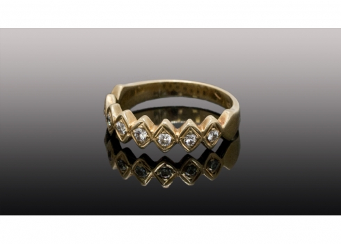 טבעת עשויה זהב צהוב 18 קארט משובצת יהלומים.