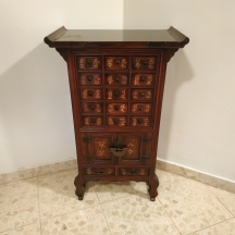 ארונית מגירות סינית ישנה בסגנון עתיק, עשויה עץ.