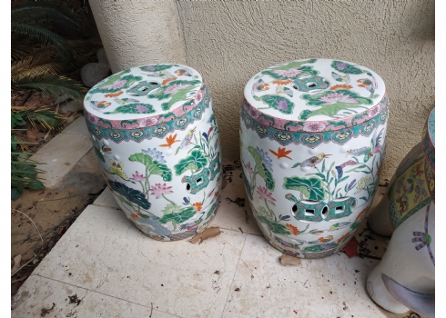 זוג כיסאות גן סינים ישנים בסגנון עתיק, עשויים חרסינה מעוטרת ציורי יד באמייל