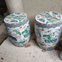 זוג כיסאות גן סינים ישנים בסגנון עתיק, עשויים חרסינה מעוטרת ציורי יד באמייל