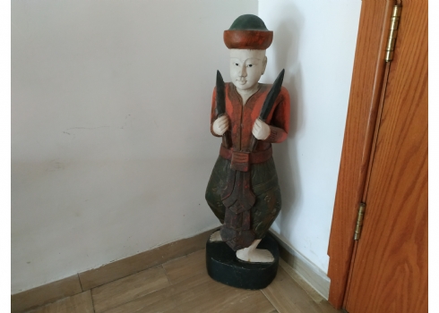 פסל סיני גדול לכניסה לבית, עשוי עץ מגולף וצבוע