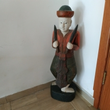 פסל סיני גדול לכניסה לבית, עשוי עץ מגולף וצבוע