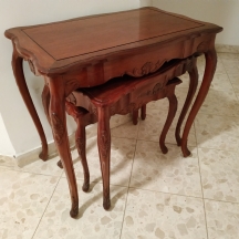 סט (קן / Nest) של שלושה שולחנות (דרגשים) ישנים עשויים עץ, משתלבים זה מתחת לזה