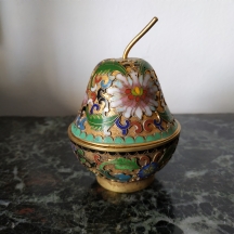 כלי קלואזונה (Cloisonne) סיני ישן ומכסה תואם המעוצב בצורת אגס