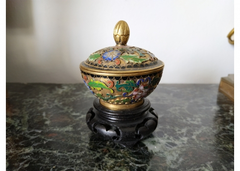 כלי קלואזונה (Cloisonne) סיני ישן ומכסה תואם, עשוי נחושת מוזהבת ומעוטר באמייל