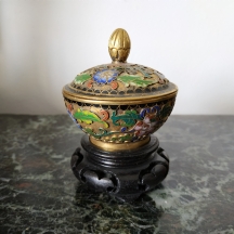 כלי קלואזונה (Cloisonne) סיני ישן ומכסה תואם, עשוי נחושת מוזהבת ומעוטר באמייל