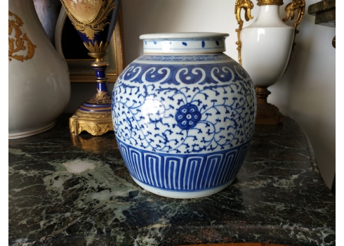 כד ג'ינג'ר סיני (chinese ginger jar) ישן ומכסה תואם, מעוטר ציורי יד בקובלט כחול