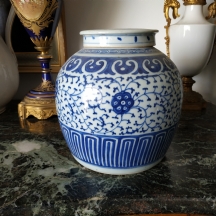 כד ג'ינג'ר סיני (chinese ginger jar) ישן ומכסה תואם, מעוטר ציורי יד בקובלט כחול