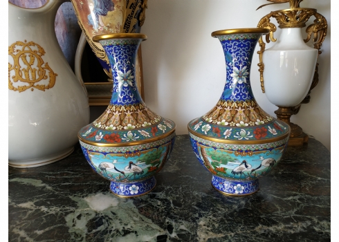 זוג אגרטלי קלואזונה (Cloisonne) סינים ישנים ואיכותיים בדגם חסידות