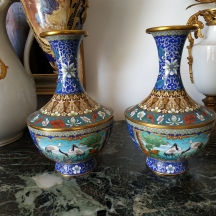 זוג אגרטלי קלואזונה (Cloisonne) סינים ישנים ואיכותיים בדגם חסידות