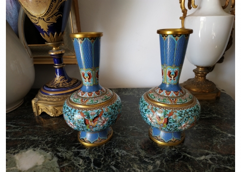 זוג אגרטלי קלואזונה (Cloisonne) סינים ישנים ואיכותיים בדגם פרפרים
