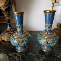 זוג אגרטלי קלואזונה (Cloisonne) סינים ישנים ואיכותיים בדגם פרפרים